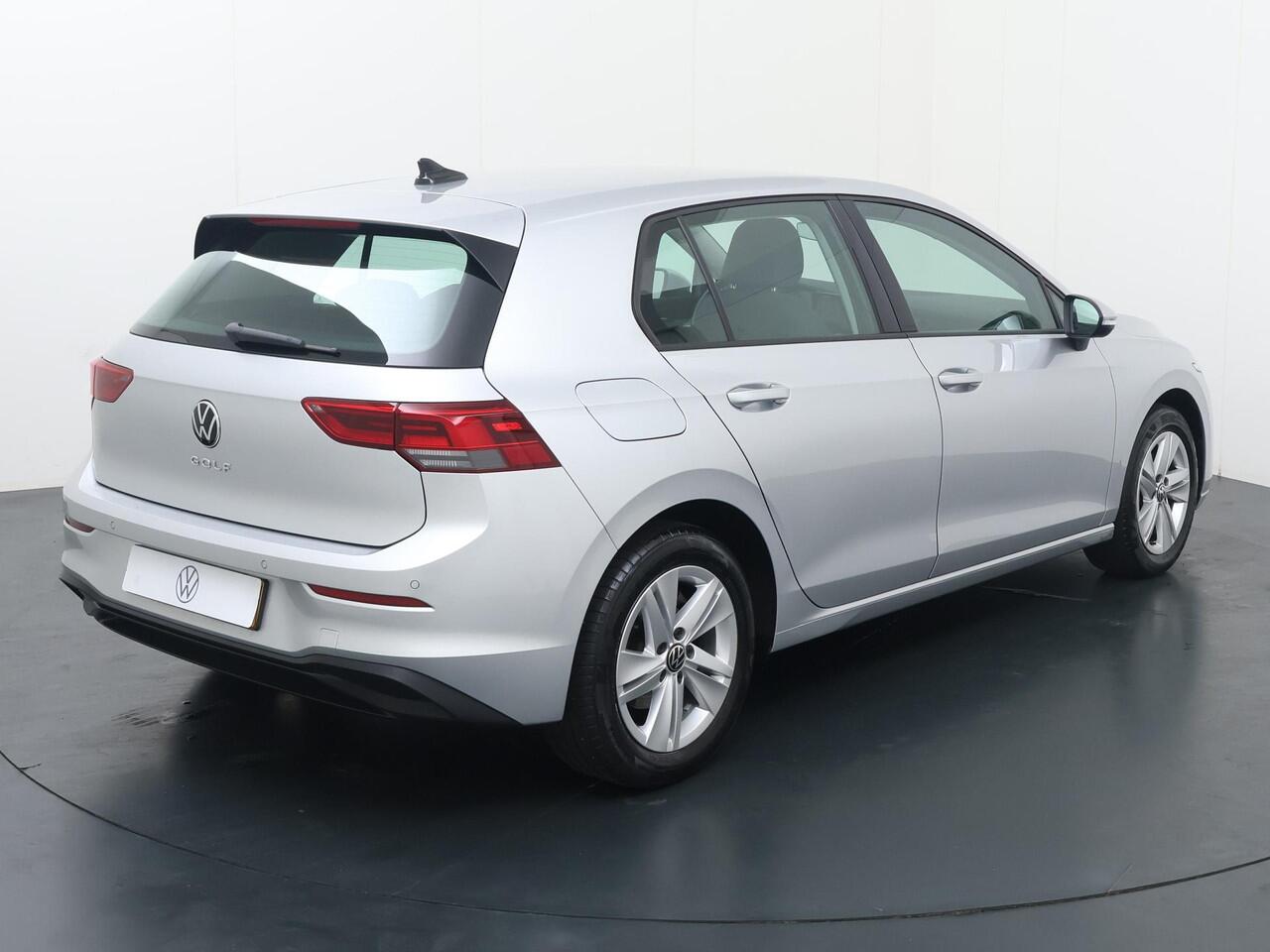 Volkswagen GOLF 1.0 TSI Life | 110 PK | Adaptive cruise control | Navigatiesysteem | Achteruitrijcamera |