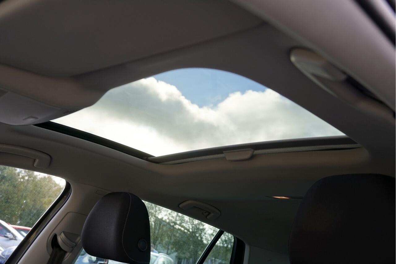 Volkswagen GOLF 1.5 TSI 131PK! 5drs Highline BJ2020 Lmv 16" | Led | Pdc | Navi | Dynamische knipperlichten | Panoramadak | Trekhaak | App-Connect | Virtual cockpit | Climate control | Cruise control | Sportstoelen | Extra getint glas