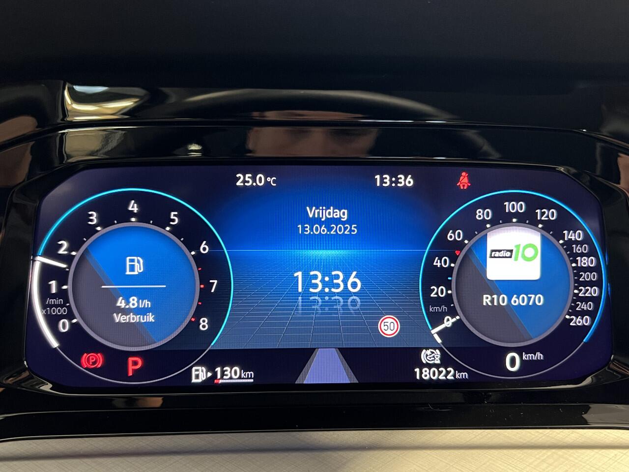 Volkswagen GOLF 1.0 eTSI Life | Navigatie/Android/Apple Carplay | LM Velgen 16" | Cruise Control Adaptief | Voorstoelen Verwarmd | Airco |