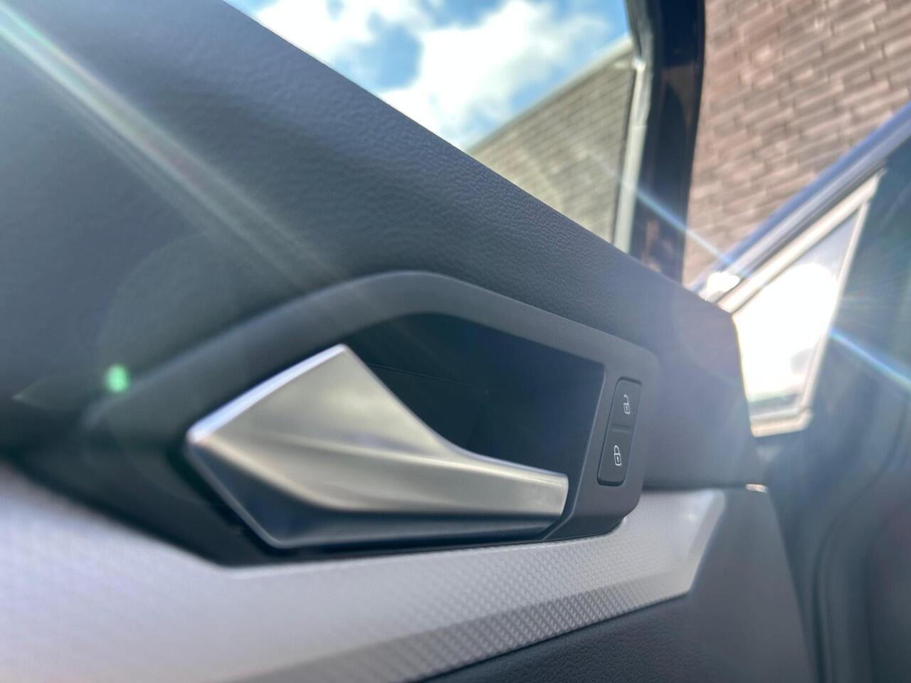 Volkswagen GOLF 1.5 TSI 150PK Move l Sfeer verlichting l Electrische Trekhaak l Navi l Adaptive Cruise l 19"