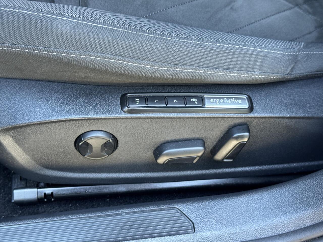 Volkswagen GOLF 1.5 eTSI 150pk DSG Style 1st Edition Black Panoramadak Winterpakket 19" Velgen IQ Light Massagestoel