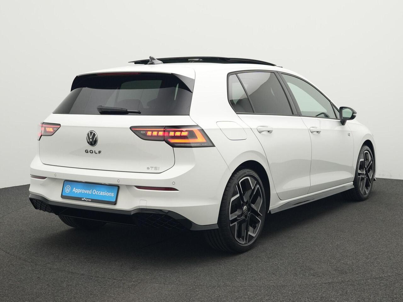 Volkswagen GOLF 1.5 eTSI 150 pk DSG R-Line Edition | Panoramadak | Head-up display | Stoel-/stuurverwarming | IQ Light | Achteruitrijcamera | Sportstoelen | 18 inch
