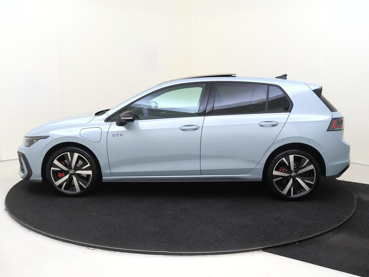 Volkswagen GOLF 1.5 eHybrid GTE | Panoramadak | Trekhaak | Head-up display | Keyless | Black style | Parkeerassistent | LED matrix verlichting | Adaptieve demping |