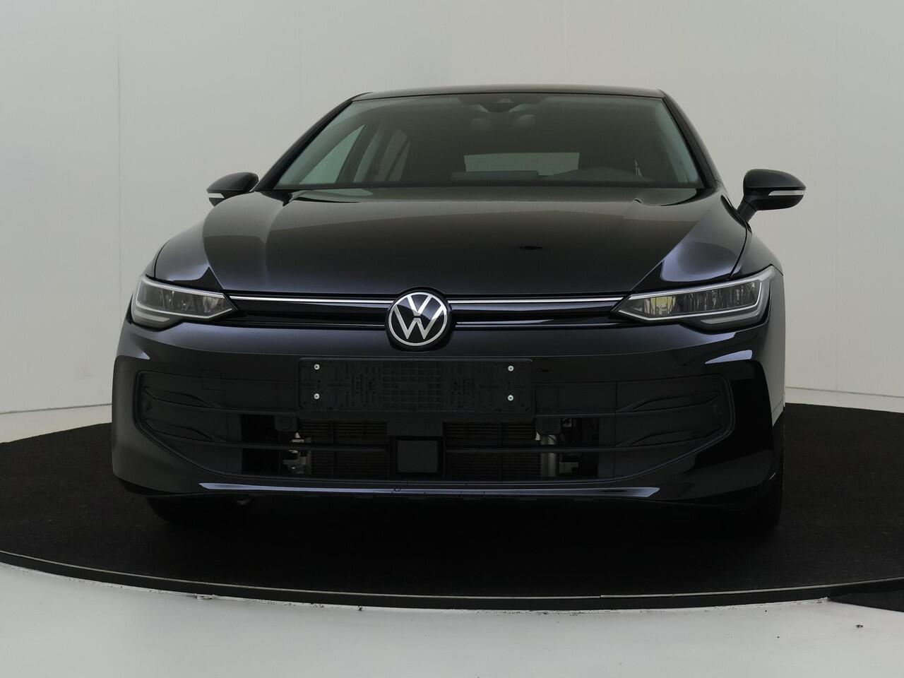 Volkswagen GOLF Life Edition eHybrid | 'App-Connect' draadloze smartphone integratie | Achterbank in ongelijke delen neerklapbaar incl. middenarmsteun en doorlaadmogelijkheid | Achteruitrijcamera (Rear View)