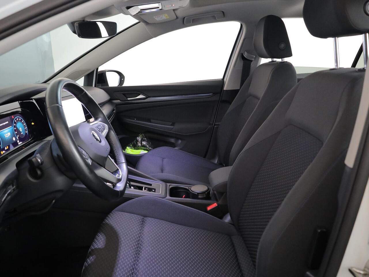 Volkswagen GOLF 1.5 eTSI Life United 150 pk Automaat (DSG) | Navigatie | Panoramadak | Parkeersensoren (Park assist) | Matrix LED koplampen | Stoelverwarming |