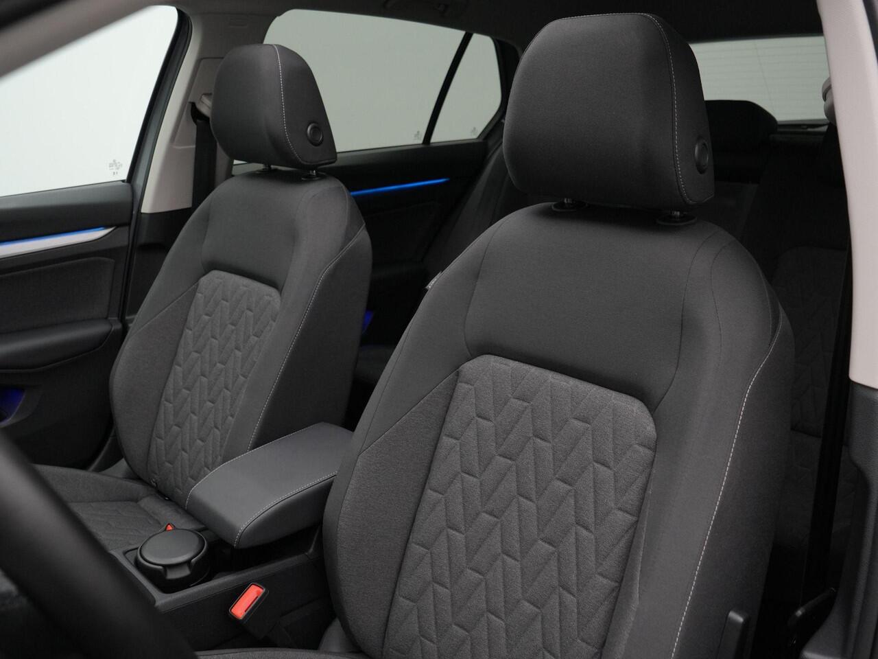 Volkswagen GOLF 1.5 TSI 115 pk Life Edition | Panoramadak | Stuur-/stoelverwarming | Parkeersensoren voor/achter