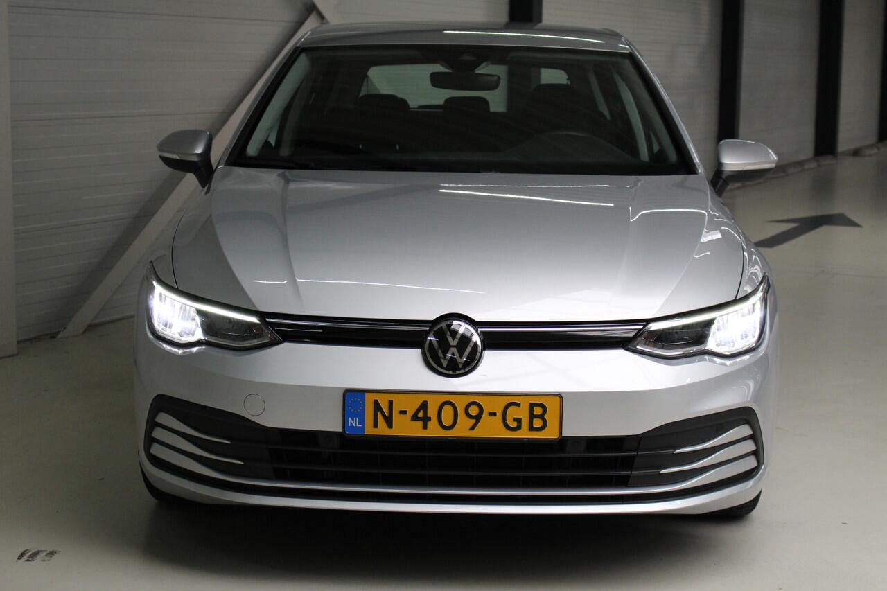 Volkswagen GOLF 1.0 eTSI Life Navigatie | Climate Control | Parkeersensoren voor en achter |