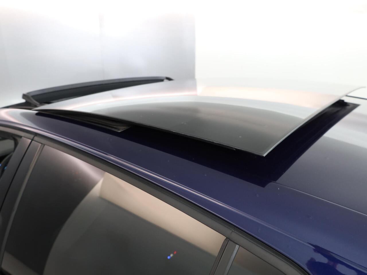 Volkswagen GOLF 1.5 eTSI R-Line 150 pk Automaat (DSG) | Navigatie | Panoramadak | Parkeersensoren | Achteruitrijcamera | Matrix LED koplampen | Black Style pakket | R-Line |