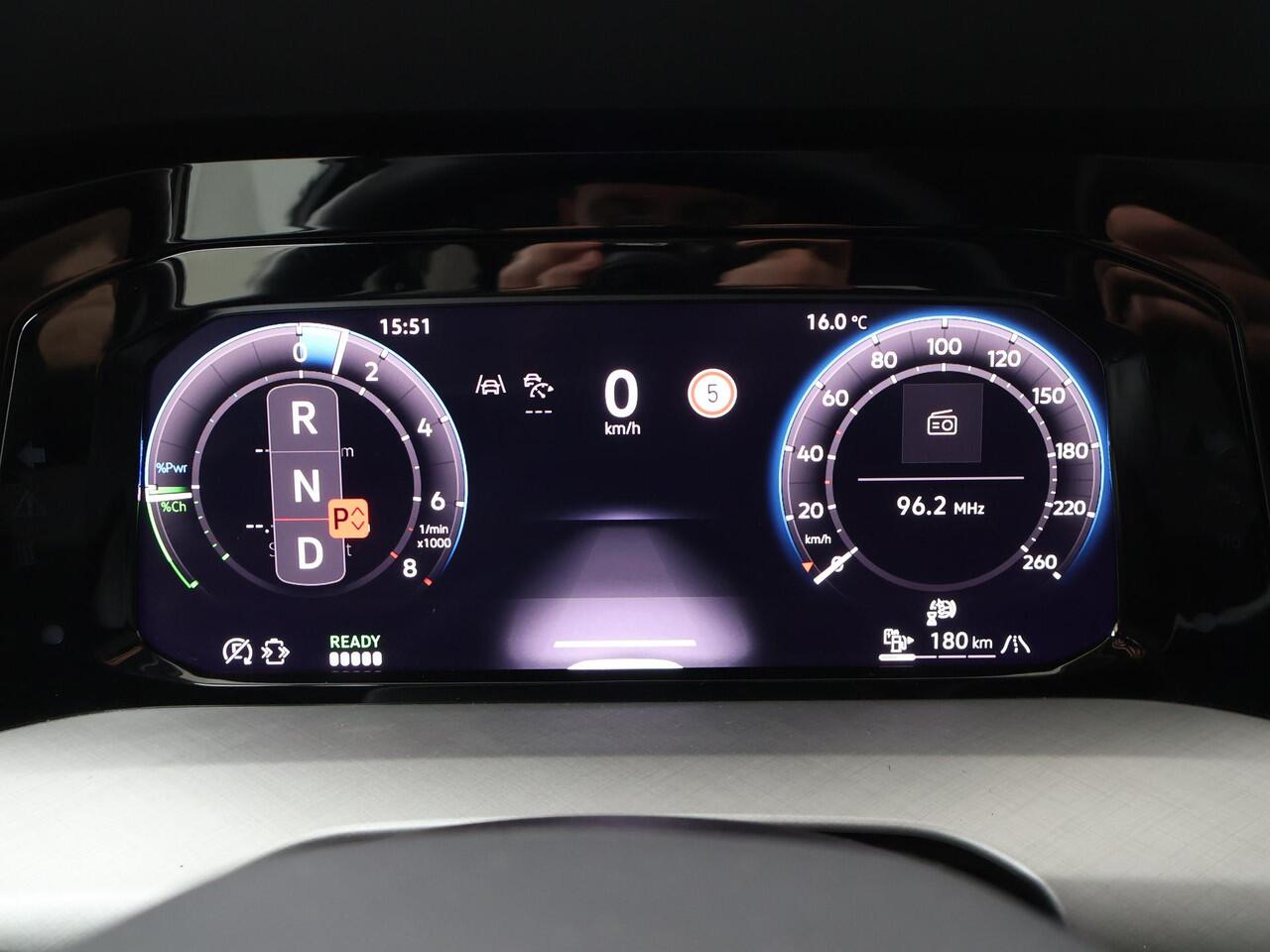 Volkswagen GOLF 1.5 eHybrid Life Edition | 204 PK | SoH 100% | Panoramadak | Stoelverwarming | Achteruitrij camera |