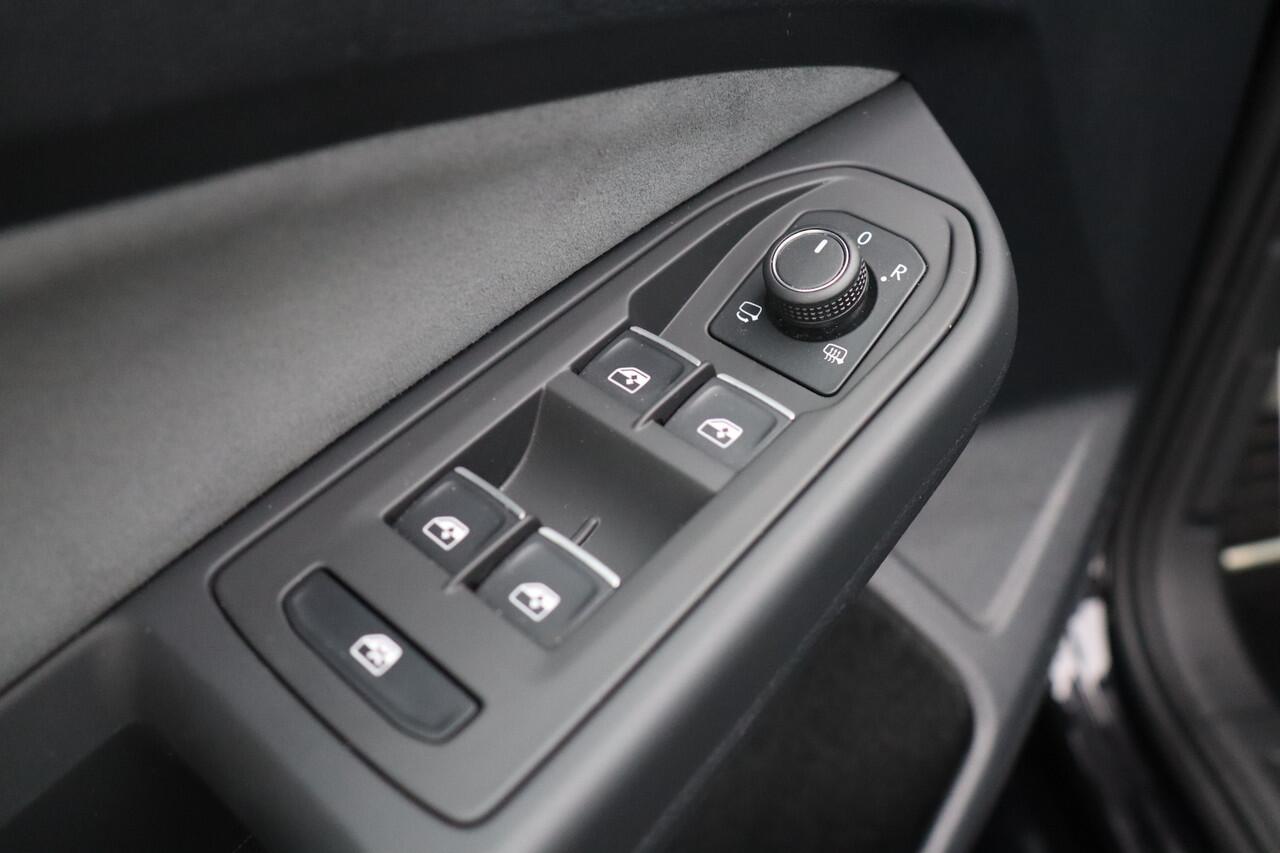 Volkswagen GOLF Variant 1.5 eTSI R-Line, Pano, trekhaak