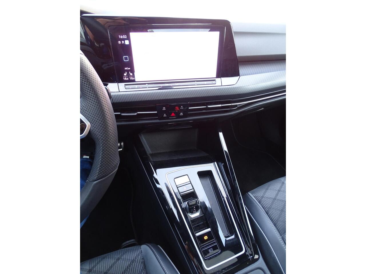 Volkswagen GOLF 1.5 eTSI R-Line 3x R LINE | NAVIGATIE | PANORAMADAK | SPORT INTERIEUR | ADAPTIEVE CRUISE| STUUR/STLE VERWARMING | IQ LED PAKKET | ACHTERUIT RIJ CAMERA | SFEERVERLICHTING |