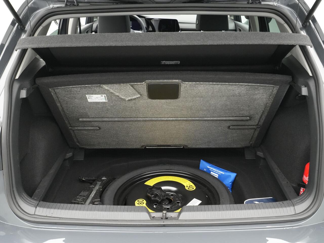 Volkswagen GOLF 1.5 TSI 130pk first Navigatie Stoelverwarming Acc 18'' velgen 211