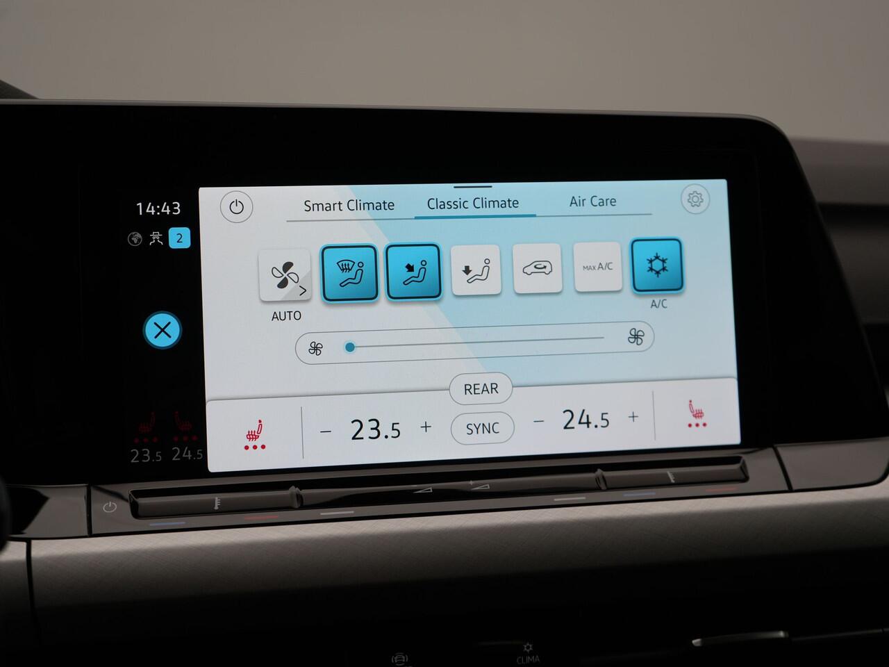 Volkswagen GOLF Variant 1.5 TSI 131pk Dealer O.H. | Adaptive Cruise | Camera | Alcantara Sportstoelen Verwarmd | IQ Light | Stuurverwaming | Sfeerverlichting | Parkassist | Apple Carplay |