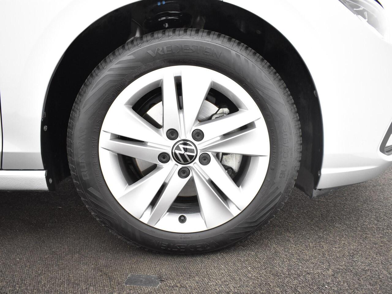 Volkswagen GOLF 1.0 eTsi 110pk DSG Life · Apple/Android Car Play · Navi · P-Sensoren · DAB · Getint Glas · 16'' Inch · Garantie t/m 28-03-2027 of 100.000km