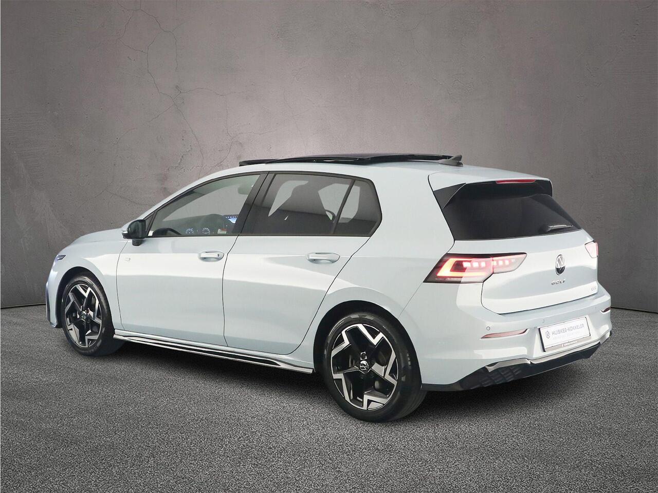 Volkswagen GOLF R-Line Edition 1.5 eTSI 150pk DSG Automaat Panoramadak, Harman Kardon audio, LED matrix koplampen, Adaptive cruise control