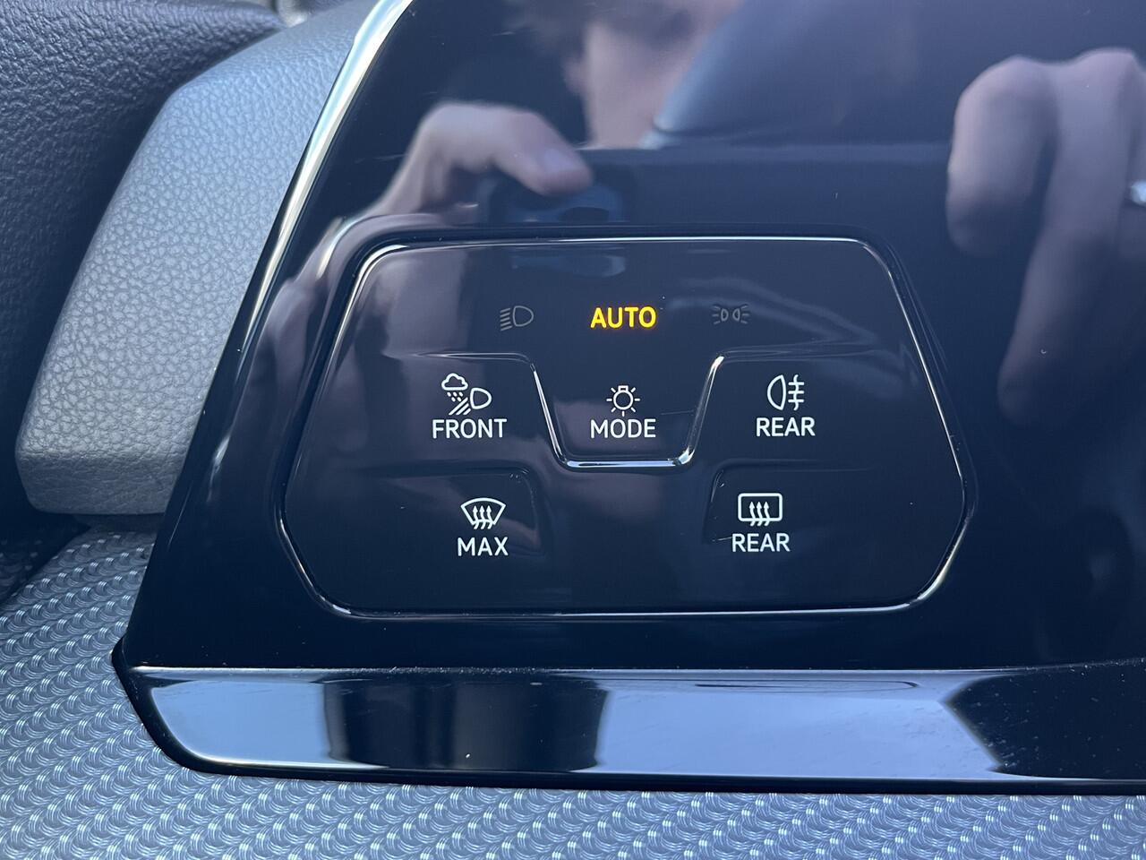 Volkswagen GOLF 1.5 eTSI R-Line / AUTOMAAT/ 2X R-LINE/ PARK. SENSOREN/ DODE HOEK/ IQ. LIGHT/ DIGITAL DASHBOARD/ ADAPT. CRUISE/ APP CONNECT/ NAVI/ CLIMA/ DAB/ 18" LMV