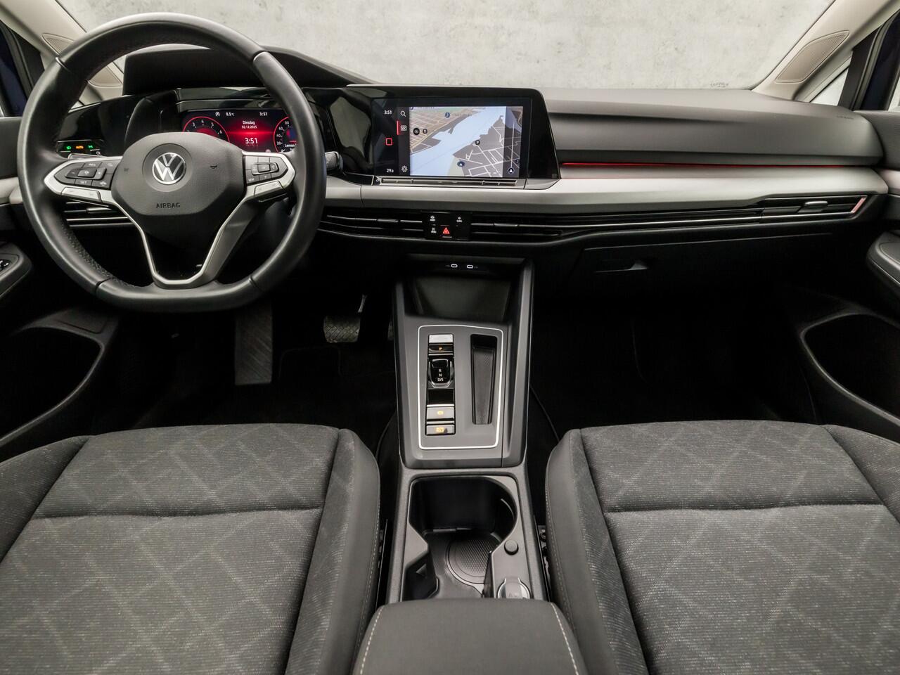 Volkswagen GOLF 1.0 eTSI Sport Automaat (VIRTUAL COCKPIT, APPLE CARPLAY, GROOT NAVI, SFEERVERLICHTING, KEYLESS, LM VELGEN, SPORTSTOELEN, ADAPTIVE CRUISE, LED KOPLAMPEN, NIEUWSTAAT)