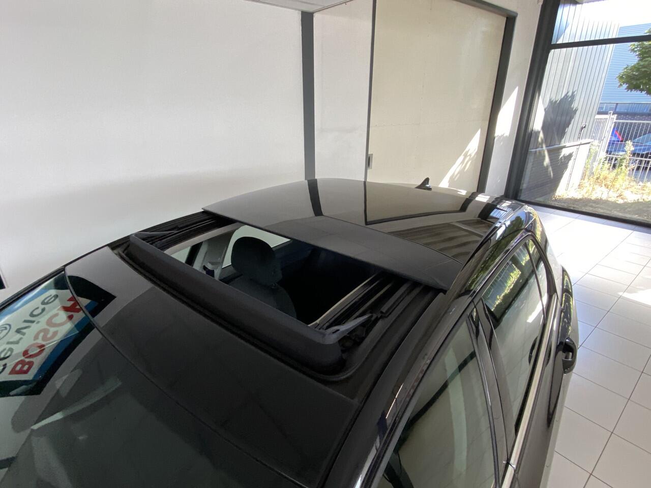 Volkswagen GOLF 1.4 eHybrid Style Panorama dak / / Apple Carplay android / 18 inch velgen