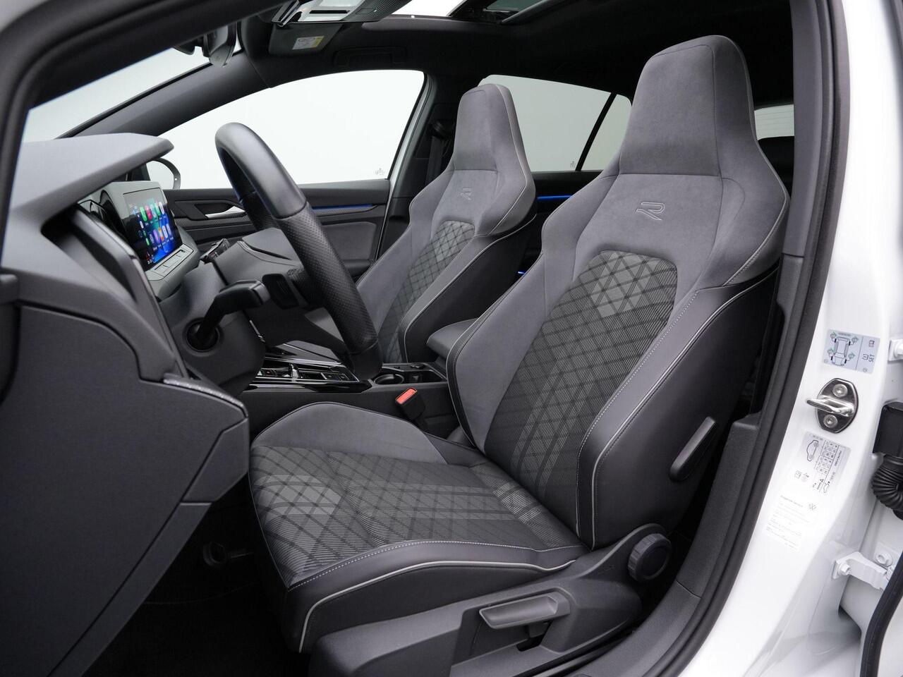 Volkswagen GOLF 1.5 eTSI 130 pk DSG R-Line Business | Panoramadak | IQ Light | Stuur-/stoelverwarming | Achteruitrijcamera