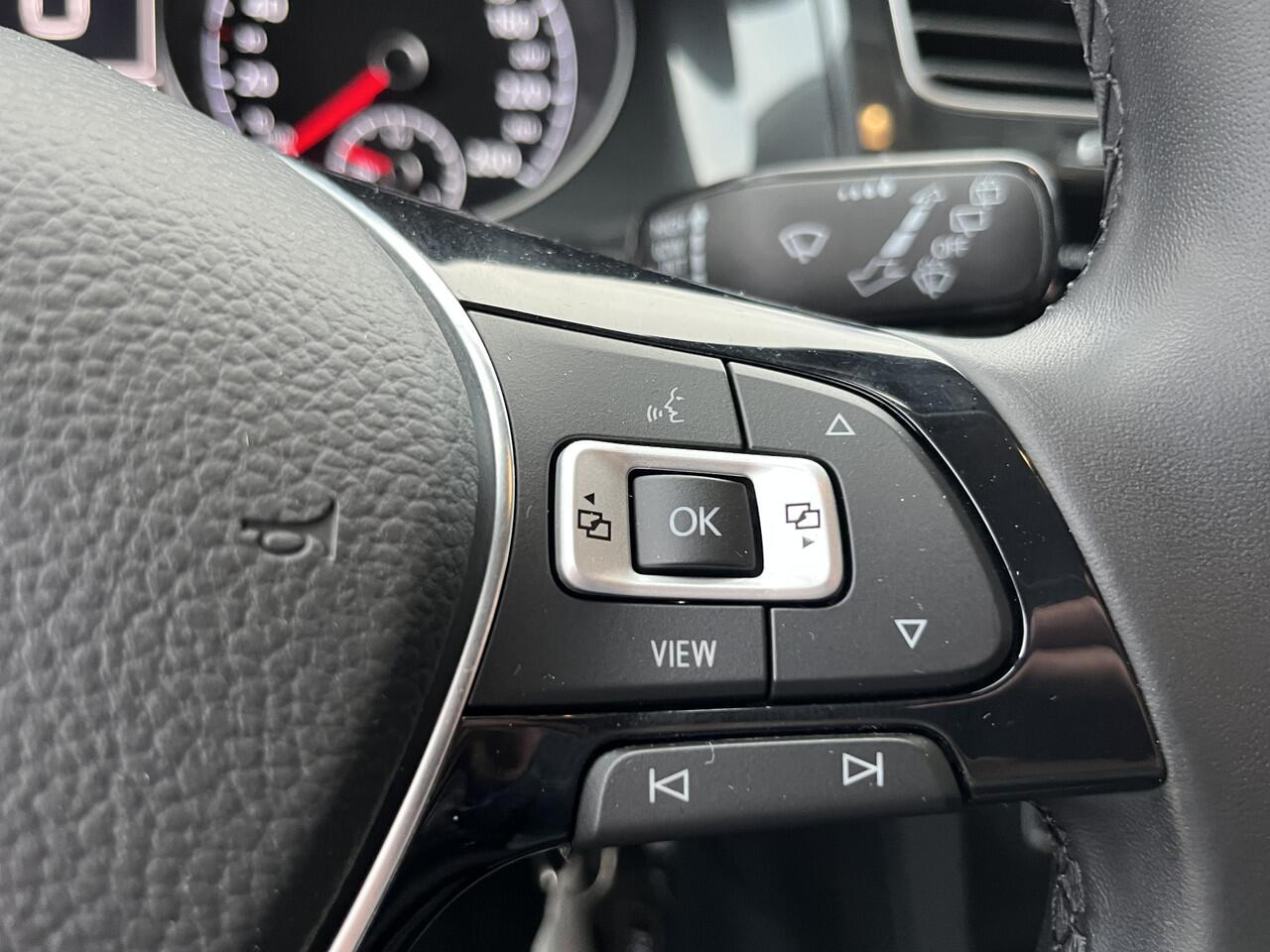 Volkswagen GOLF Variant 1.5 TSI Highline R-Line | Navigatie | Camera | Climate Control | Trekhaak | Cruise Control | Bluetooth | 18"LMV |