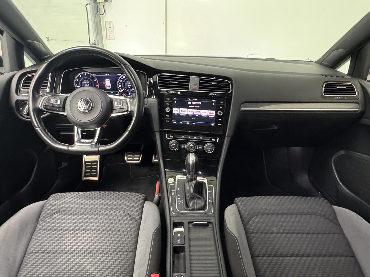 Volkswagen GOLF Variant 1.5 TSI Highline Business R | Navigatie | Camera | Cruise control adaptief | R-line