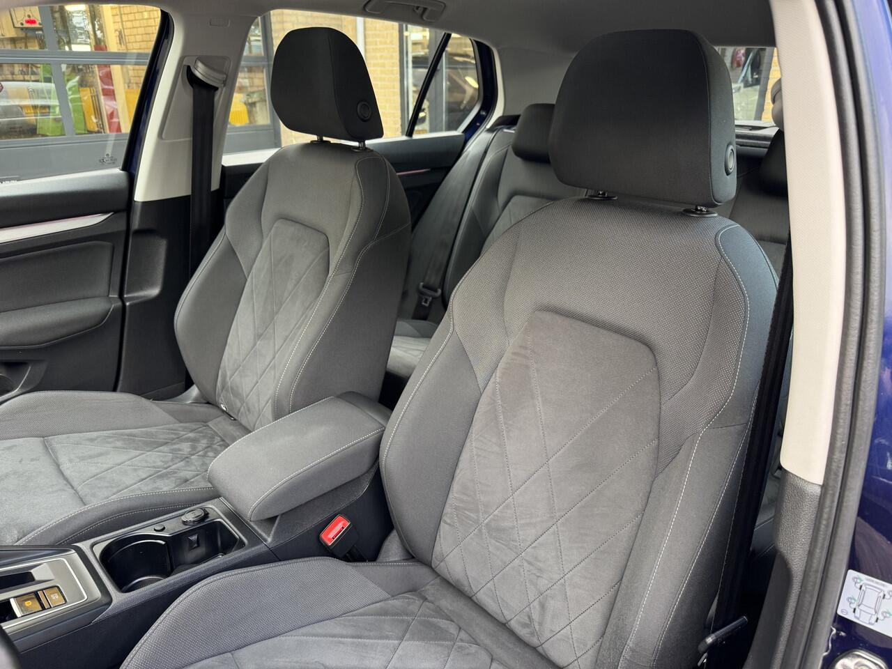 Volkswagen GOLF 1.5 eTSI Style Automaat PanoSchuifdak Navi Carplay