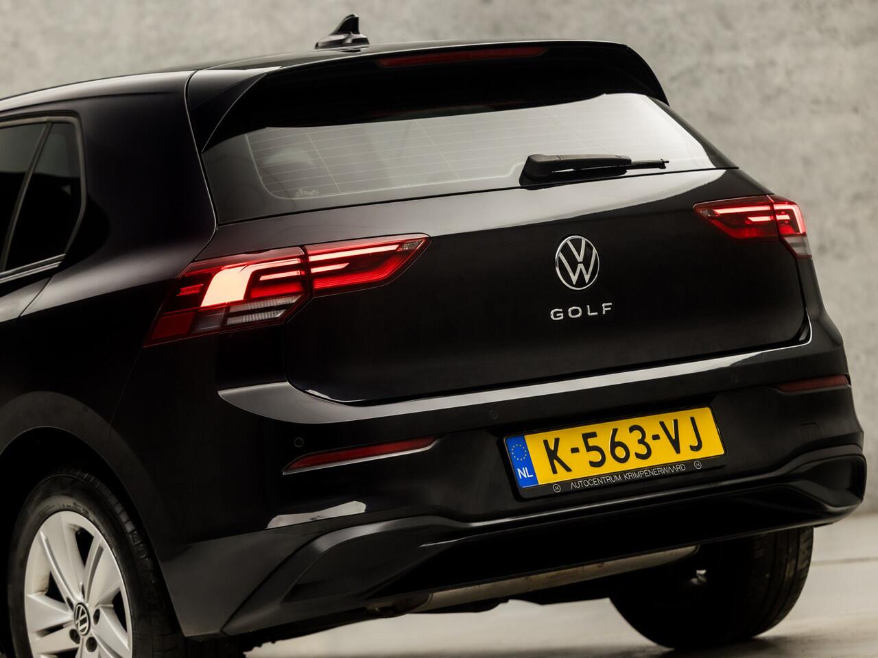 Volkswagen GOLF 1.0 TSI Sport (APPLE CARPLAY, GROOT NAVI, SFEERVERLICHTING, KEYLESS, PARKEERSENSOREN, SPORTSTOELEN, LM VELGEN, GETINT GLAS, NIEUWSTAAT)