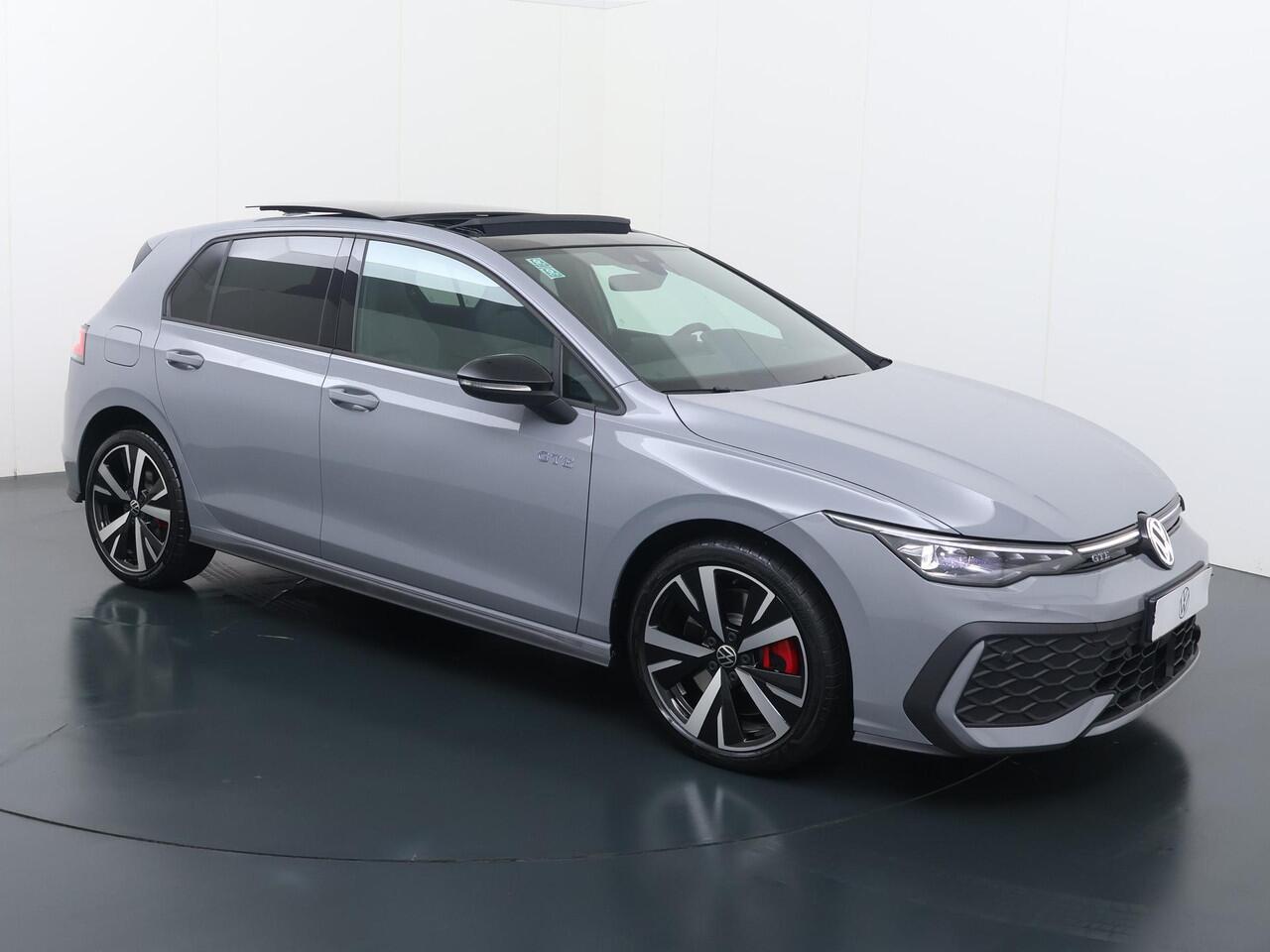 Volkswagen GOLF 1.5 eHybrid GTE | 272 PK | SoH 100% | Panoramadak | Head-up display | IQ.Light Matrix LED | 18" LM velgen |