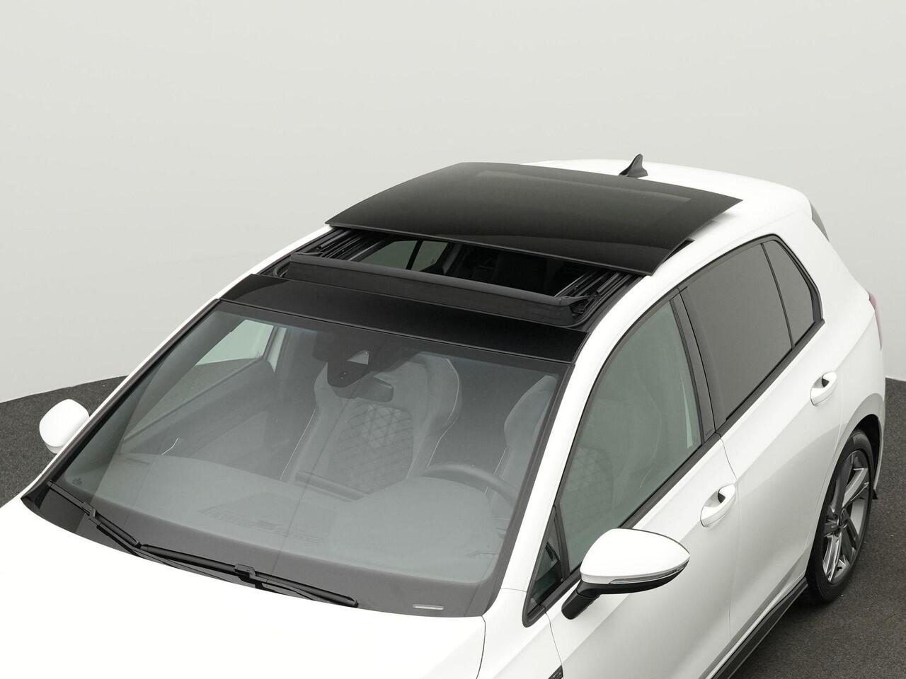 Volkswagen GOLF 1.5 eTSI 150 pk DSG R-Line Business | Panoramadak | Achteruitrijcamera | Parkeersensoren voor/achter | Park Assist | Side Assist | Adaptive Cruise | 17 inch