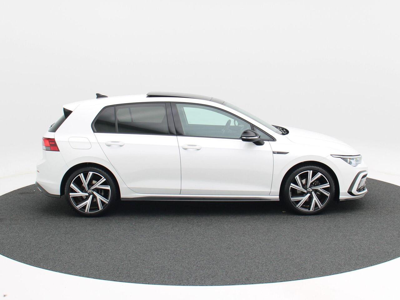 Volkswagen GOLF 1.5 eTSi 150 Pk Automaat R-Line Business+ | Panoramdak | Adaptive Cruise | Full LED | Camera | Parkeersensoren | Carplay | 18 Inch | 51.320 Km
