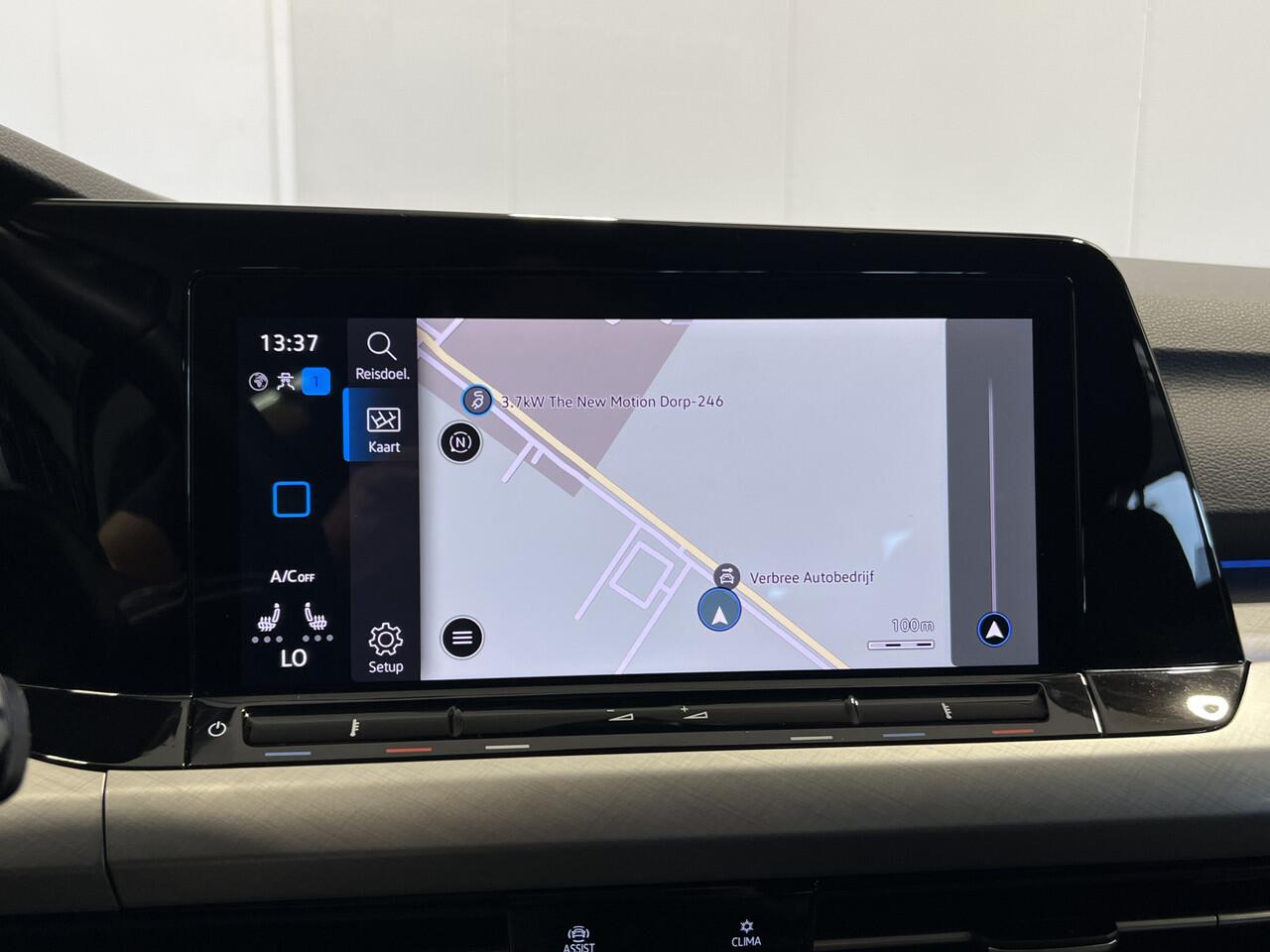 Volkswagen GOLF 1.0 eTSI Life | Navigatie/Android/Apple Carplay | LM Velgen 16" | Cruise Control Adaptief | Voorstoelen Verwarmd | Airco |