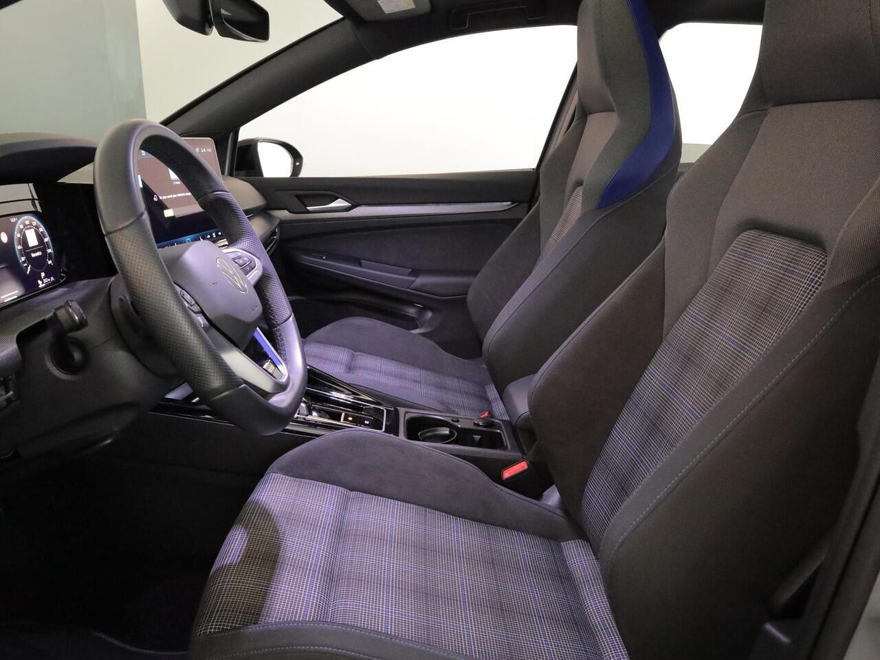 Volkswagen GOLF 1.5 eHybrid GTE 272 pk Automaat (DSG) | Verlengde garantie | Navigatie | Panoramadak | Trekhaak (wegklapbaar) | Parkeersensoren | Achteruitrijcamera | Stoelverwarming | Black Style pakket |