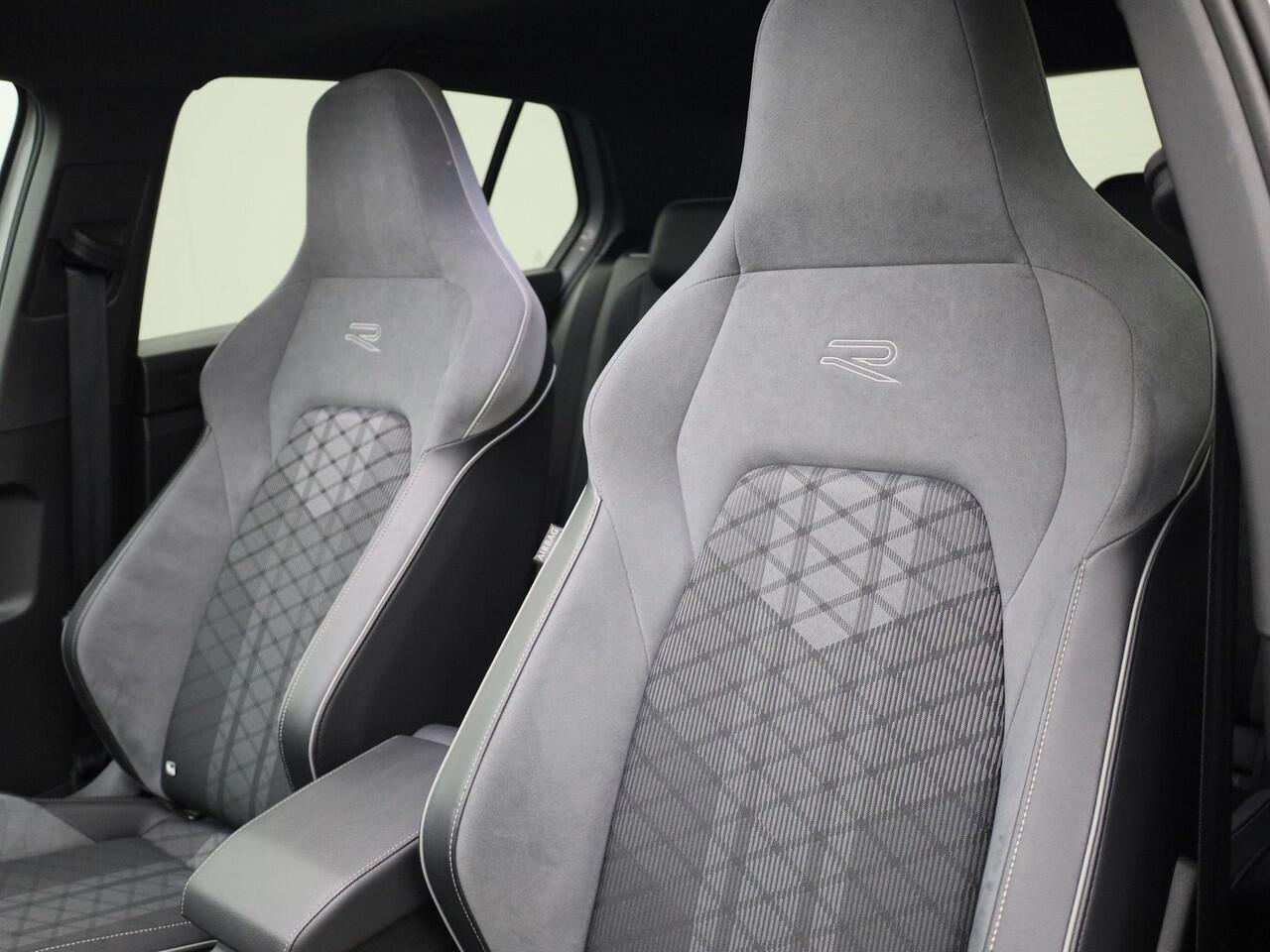 Volkswagen GOLF 1.5eTSI/150PK R-Line Blackstyle DSG · Panoramadak · Camera + Parkeersensoren · Apple Car Play · Garantie tot februari 2026