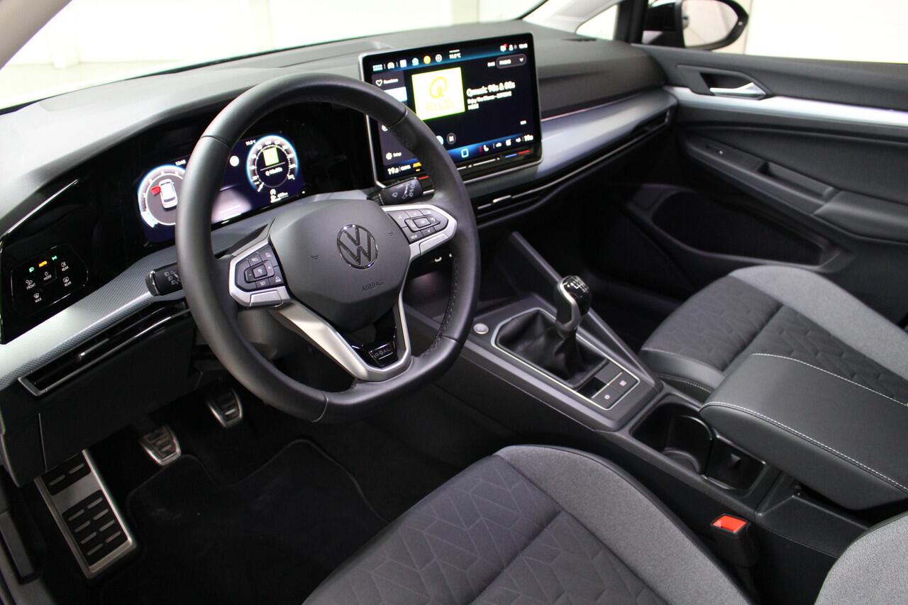 Volkswagen GOLF 1.5 TSI Goal Navigatie | Trekhaak | Dodehoekassistentie | 16" Velgen Zürich