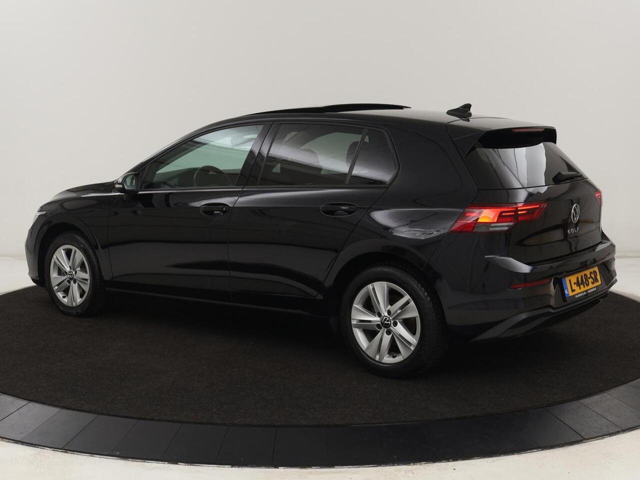 Volkswagen GOLF 1.5 TSI Life Business | Panoramadak | Adaptive Cruise | Stoelverwarming | Camera | Navigatie | Carplay | Park Assist