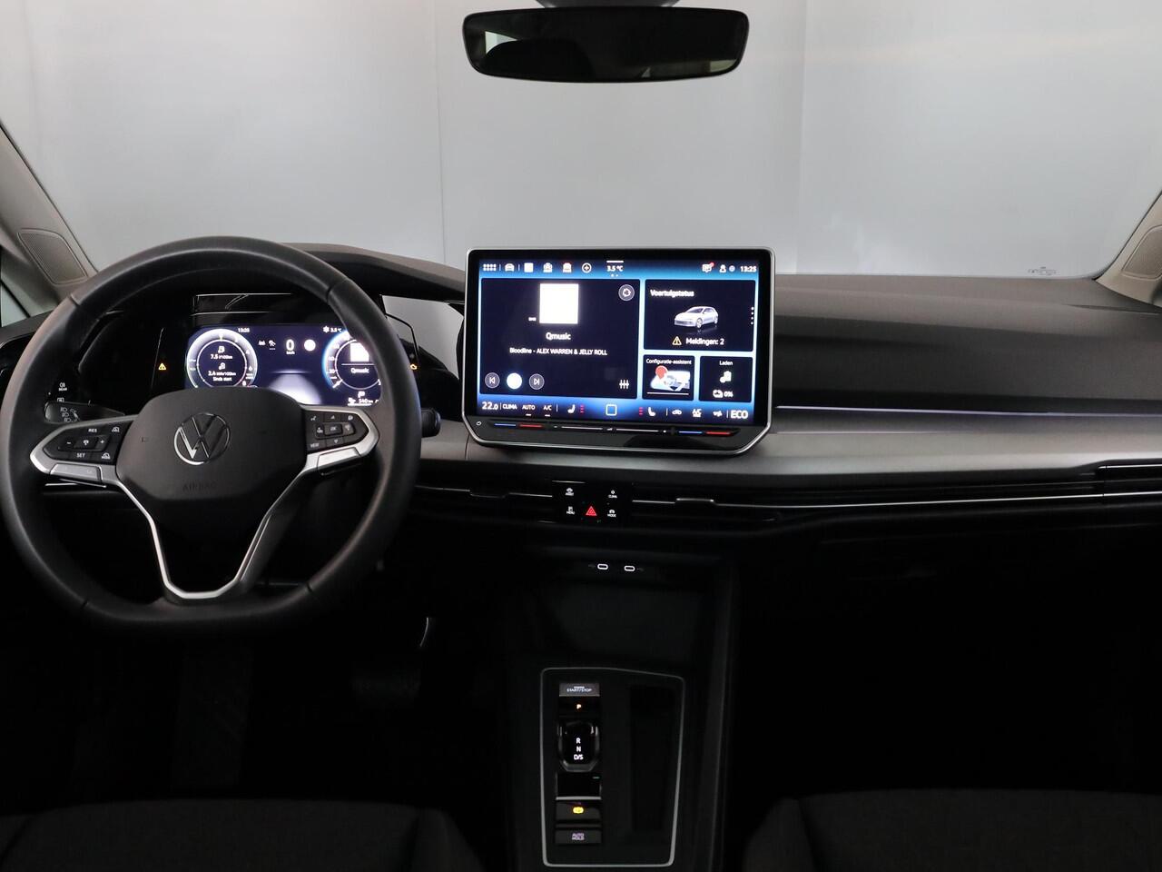 Volkswagen GOLF 1.5 eHybrid Life Edition 204 pk Automaat (DSG) | Verlengde garantie | Navigatie via App | Parkeersensoren (Park assist) | Achteruitrijcamera | Stoelverwarming |