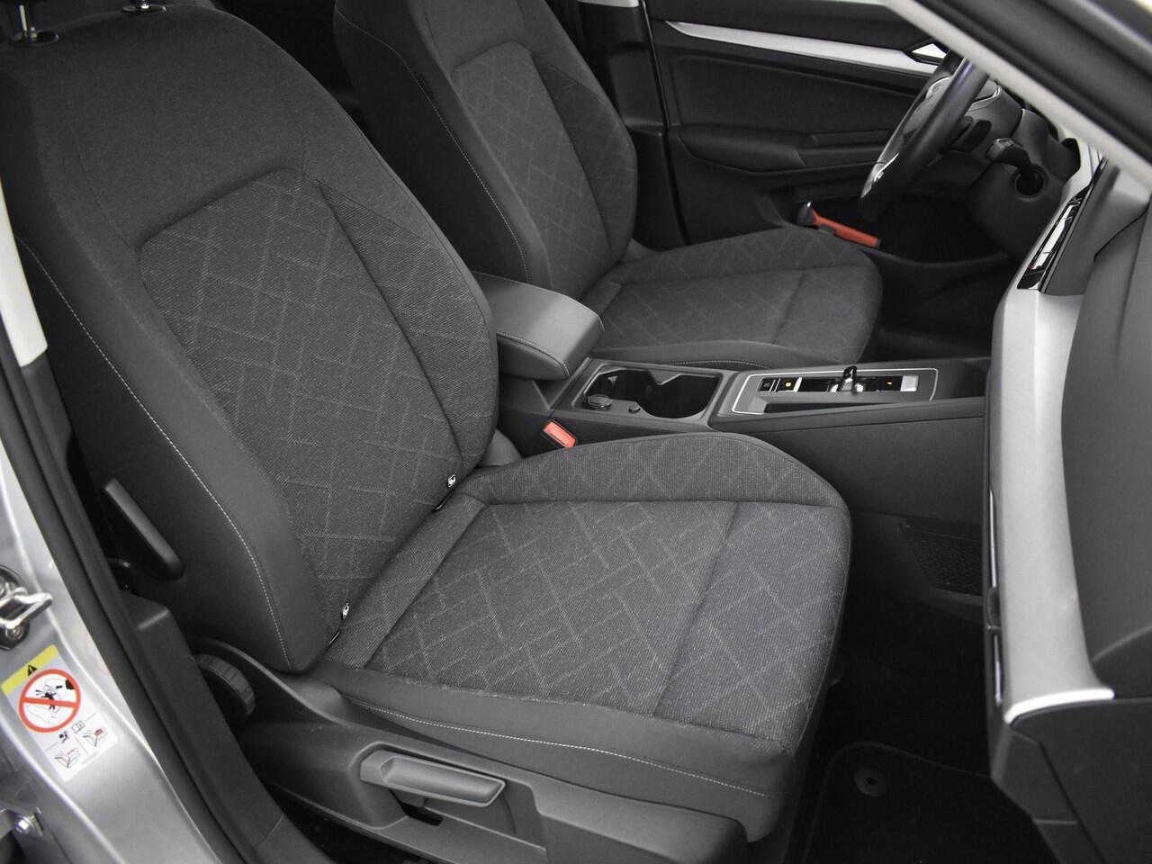 Volkswagen GOLF 1.0 eTsi 110pk DSG Life · Apple/Android Car Play · Navi · P-Sensoren · DAB · Getint Glas · 16'' Inch · Garantie t/m 28-03-2027 of 100.000km