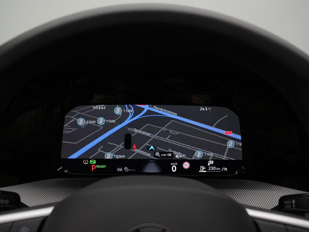 Volkswagen GOLF 1.5 eTSI 150 pk DSG R-Line | Panoramadak | Rondomzicht camera | IQ Light | Head-up display