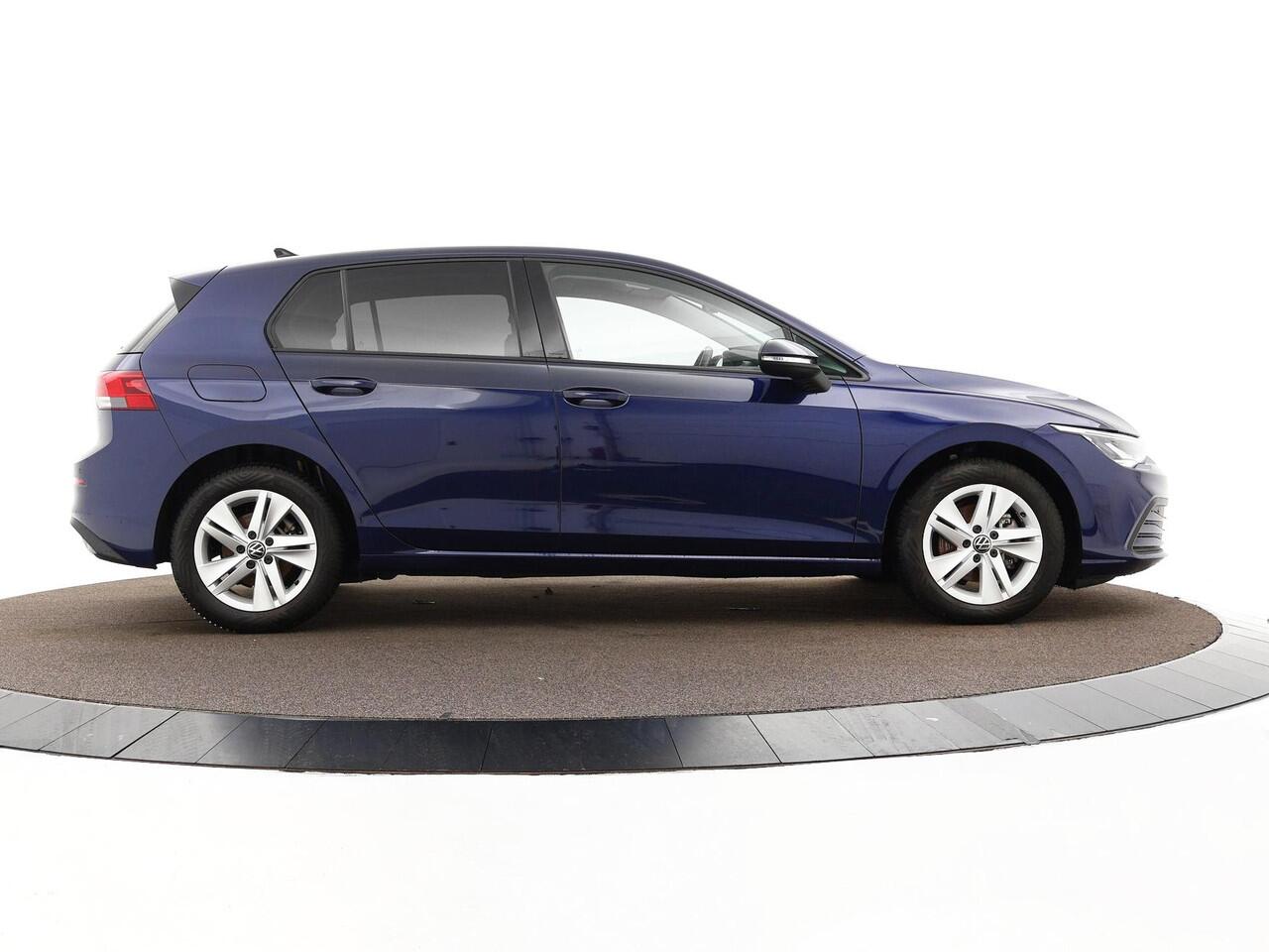 Volkswagen GOLF 1.0 TSI 110pk Life · Apple/Android Car Play · Navi · P-Sensoren · ACC · DAB · Getint Glas · Sfeerverlichting · 16'' Inch · Garantie t/m 30-08-2027 of 100.000km