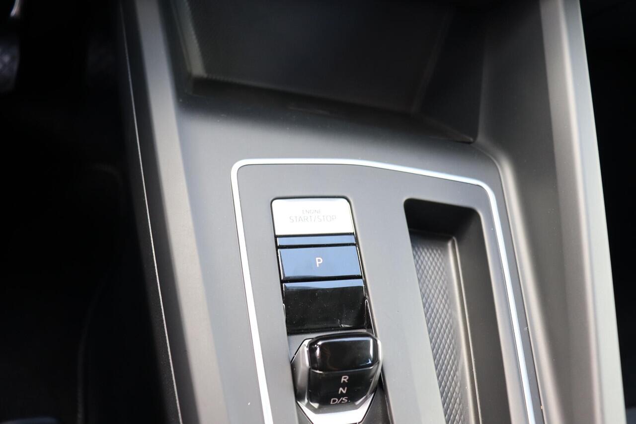 Volkswagen GOLF 1.0 eTSI Life Business