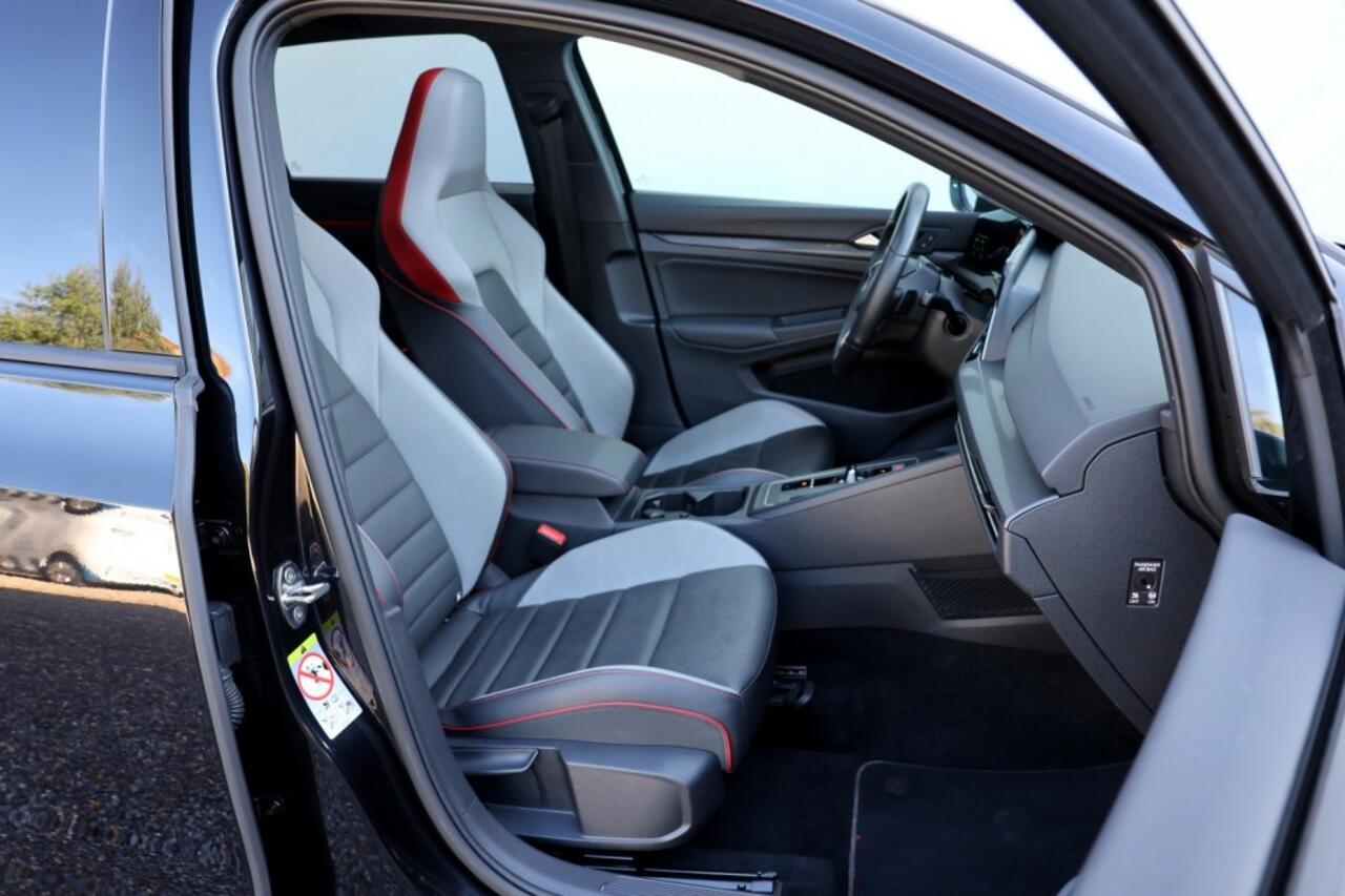 Volkswagen GOLF 2.0 TSI GTI - 245 pk **Pano / IQ Light / Harman Kardon / Leder / DCC