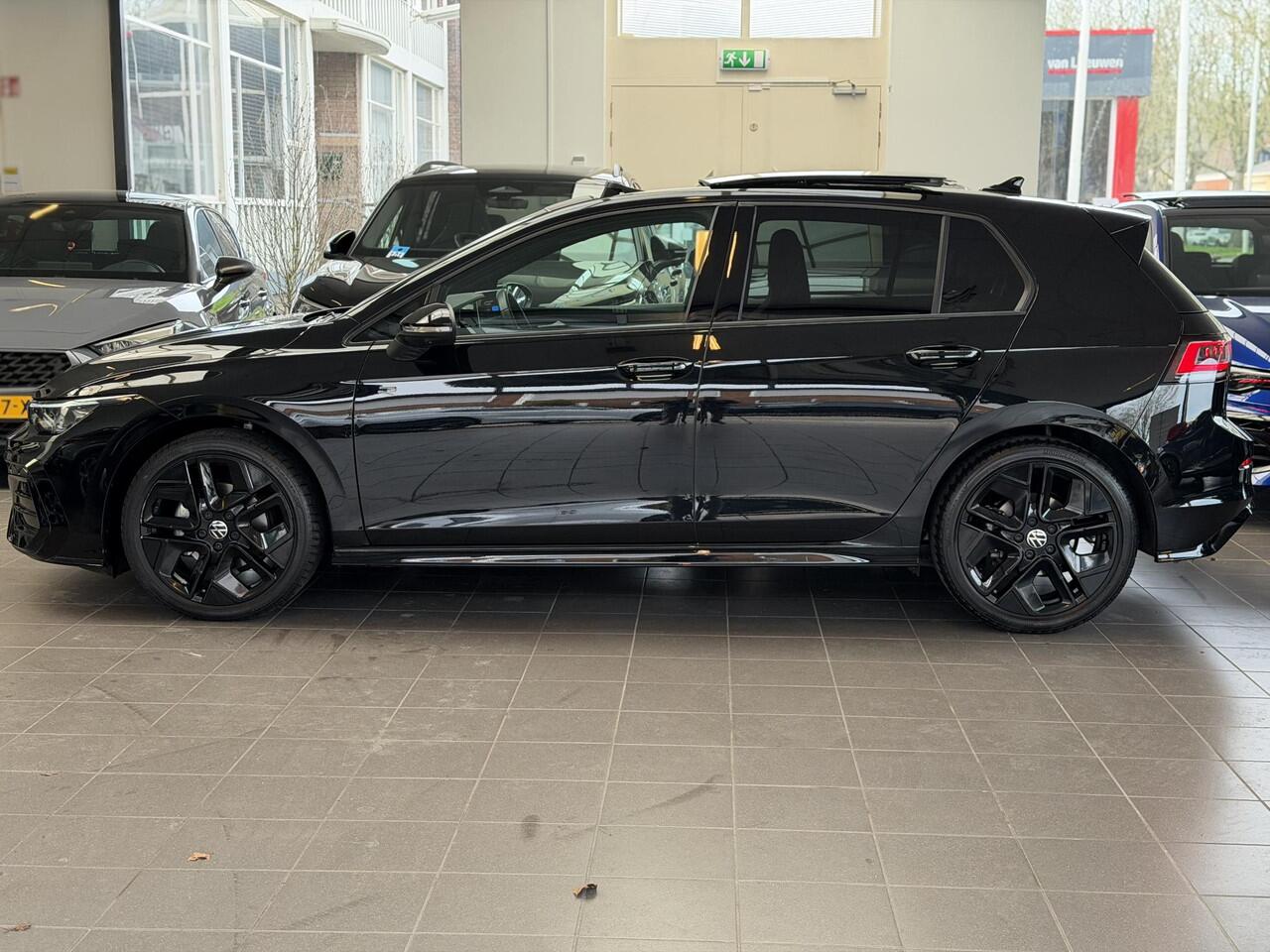 Volkswagen GOLF 1.5 eTSI R-Line Pano / Head-up / 360 /