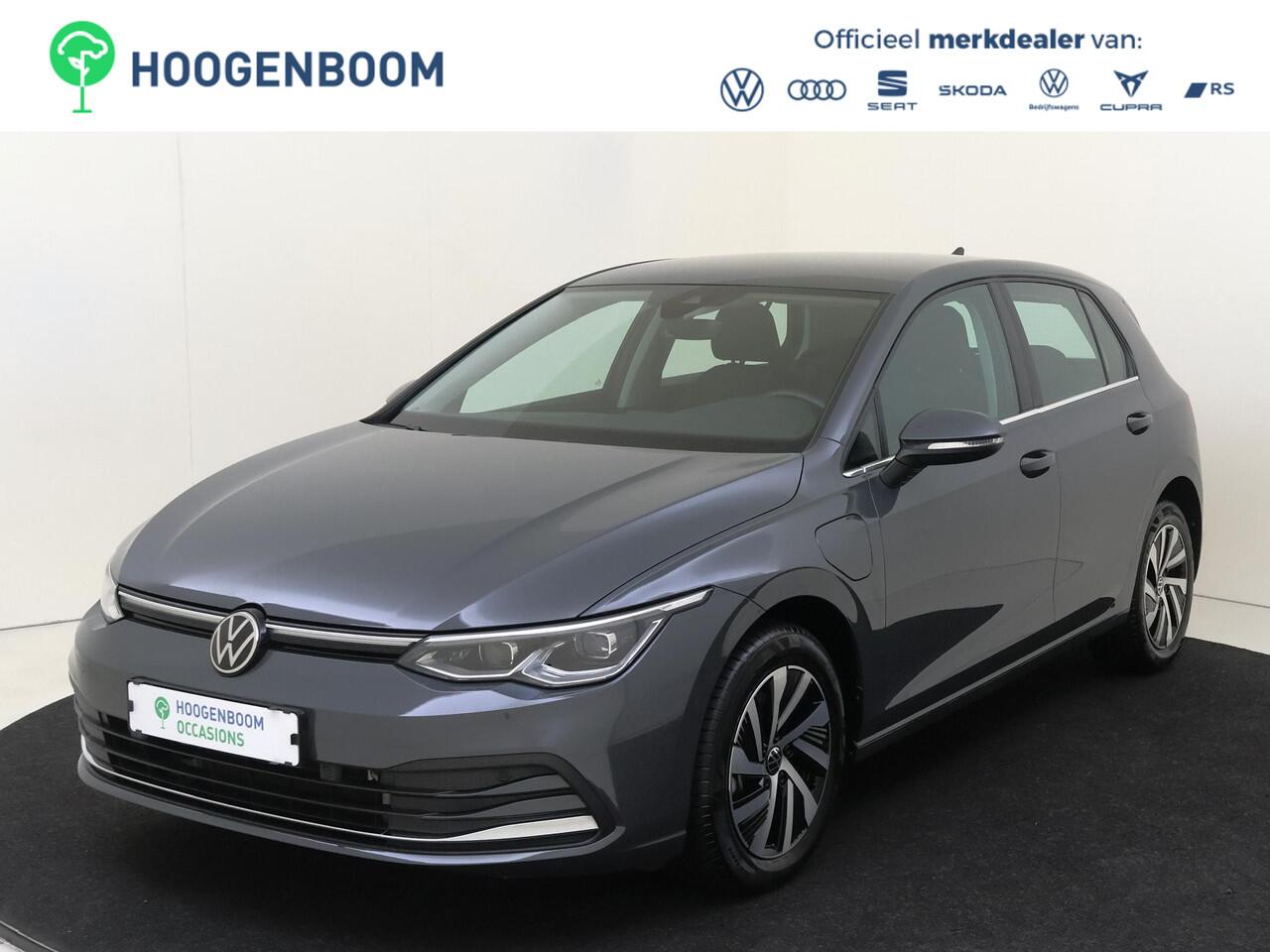Volkswagen GOLF 1.4 eHybrid Style | Parkeerassistent | Stoel- en stuurwielverwarming | Adaptieve cruise control | Dodehoek detectie | Elektrisch verstelbare bestuurdersstoel met geheugen | CarPlay | 3-zone airco |