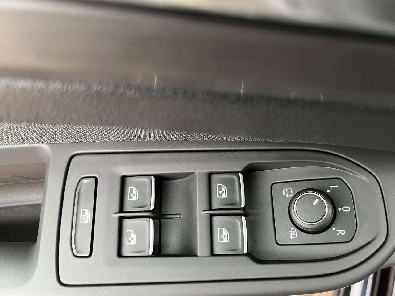 Volkswagen GOLF Variant 1.5 eTSI Style / AUTOMAAT/ PANO/ ELEKTR. TREKHAAK/ ELEKTR. STOEL./ MATRIX/ ADAPT. CRUISE/ DIGITAL DASH/ NAVI/ PARK. SENSOREN/ APP-CONNECT/ NAVI