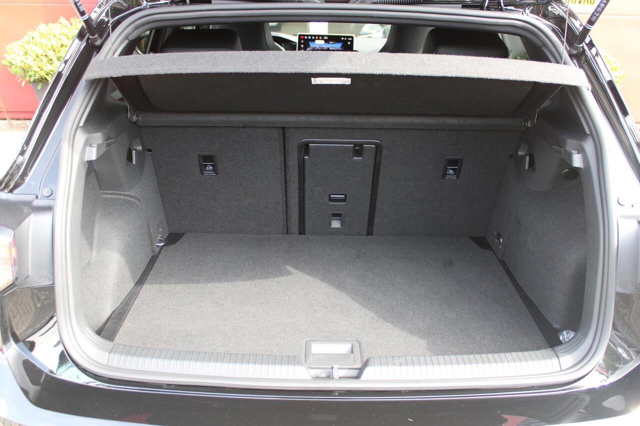 Volkswagen GOLF 8.5 1.5 eTSI 150PK AUTOMAAT R-LINE EDITION | PANORAMISCH SCHUIF/KANTEL DAK | LICHTMETALEN VELGEN 18" "YORK" | 360? CAMERA | 3-ZONE AIRCONDITIONING INCL. AIRCARE | RIJASSISTENT PAKKET O.A. ADAPTIVE CRUISE CONTROL, LANE ASSIST, DODEHOEK DETECTIE | NAVIGATIE