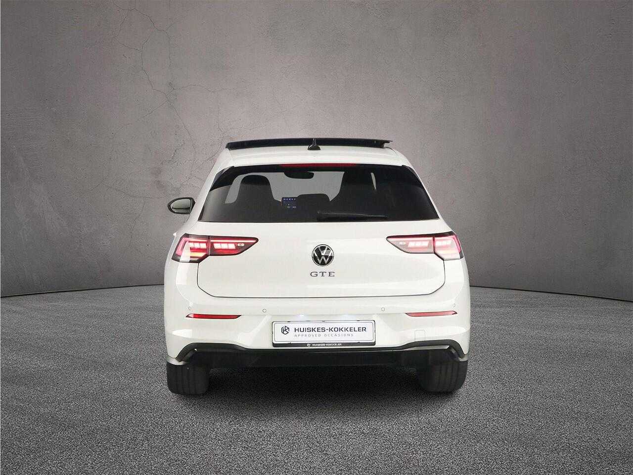 Volkswagen GOLF 1.5 eHybrid GTE 272pk DSG Automaat, Panoramadak, Trekhaak, Lederen bekleding, Stoelverwarming, Black style, Achteruitrijcamera, Elektrisch verstelbare stoel, Dodehoeksensor, Adaptief onderstel