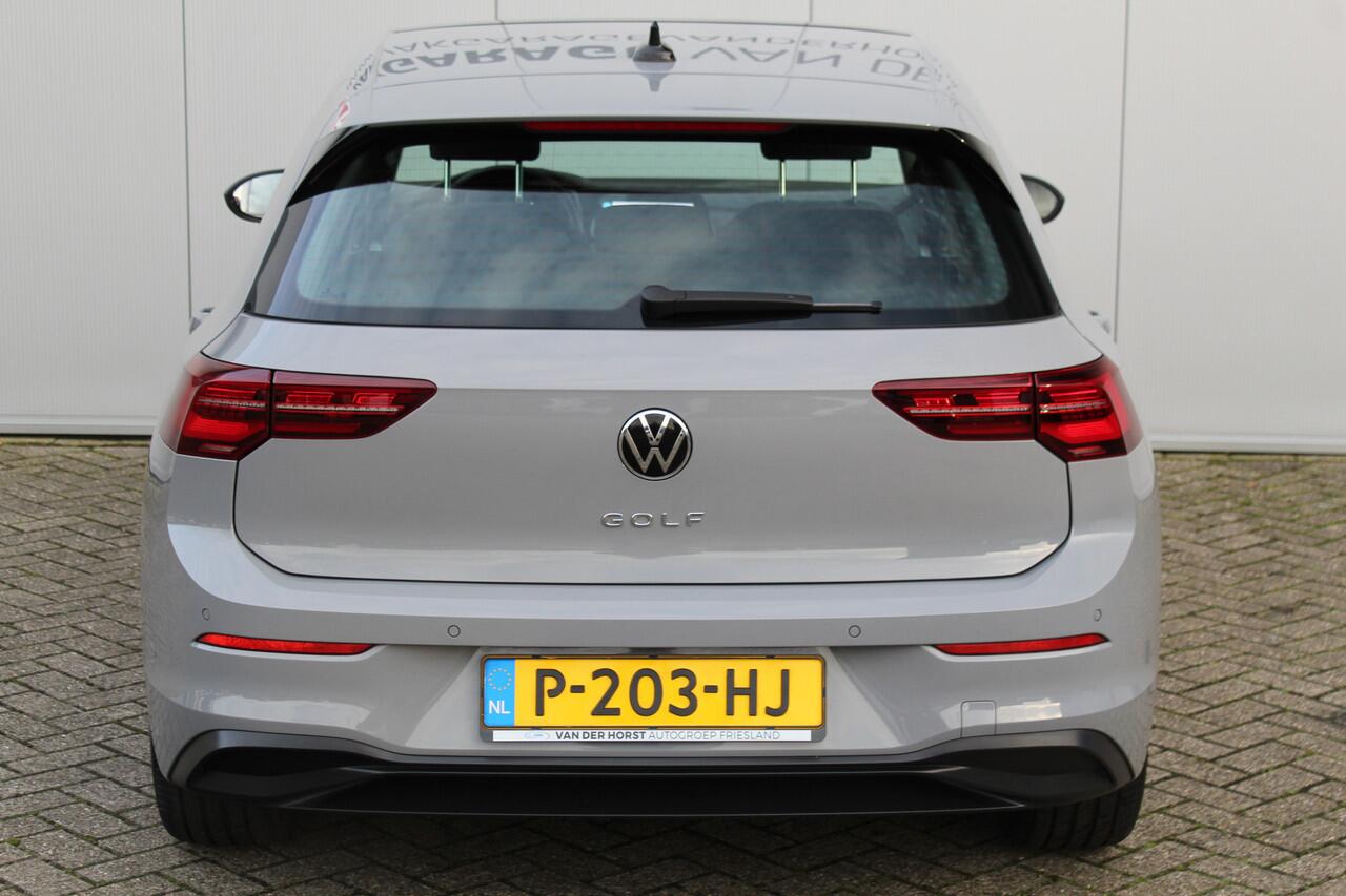 Volkswagen GOLF 1.5-150pk TSI Highline. Erg nette, sportieve en goed onderhouden VW Golf ! Slechts 41.000km ! Autm. airco dual, digitaal dashb., adapt. cruise cntrl, navigatie, tel. voorb., trekhaak + afn. kgl, IQ lights, LM wielen, elektr. panoramadak, stoel- en stuurv