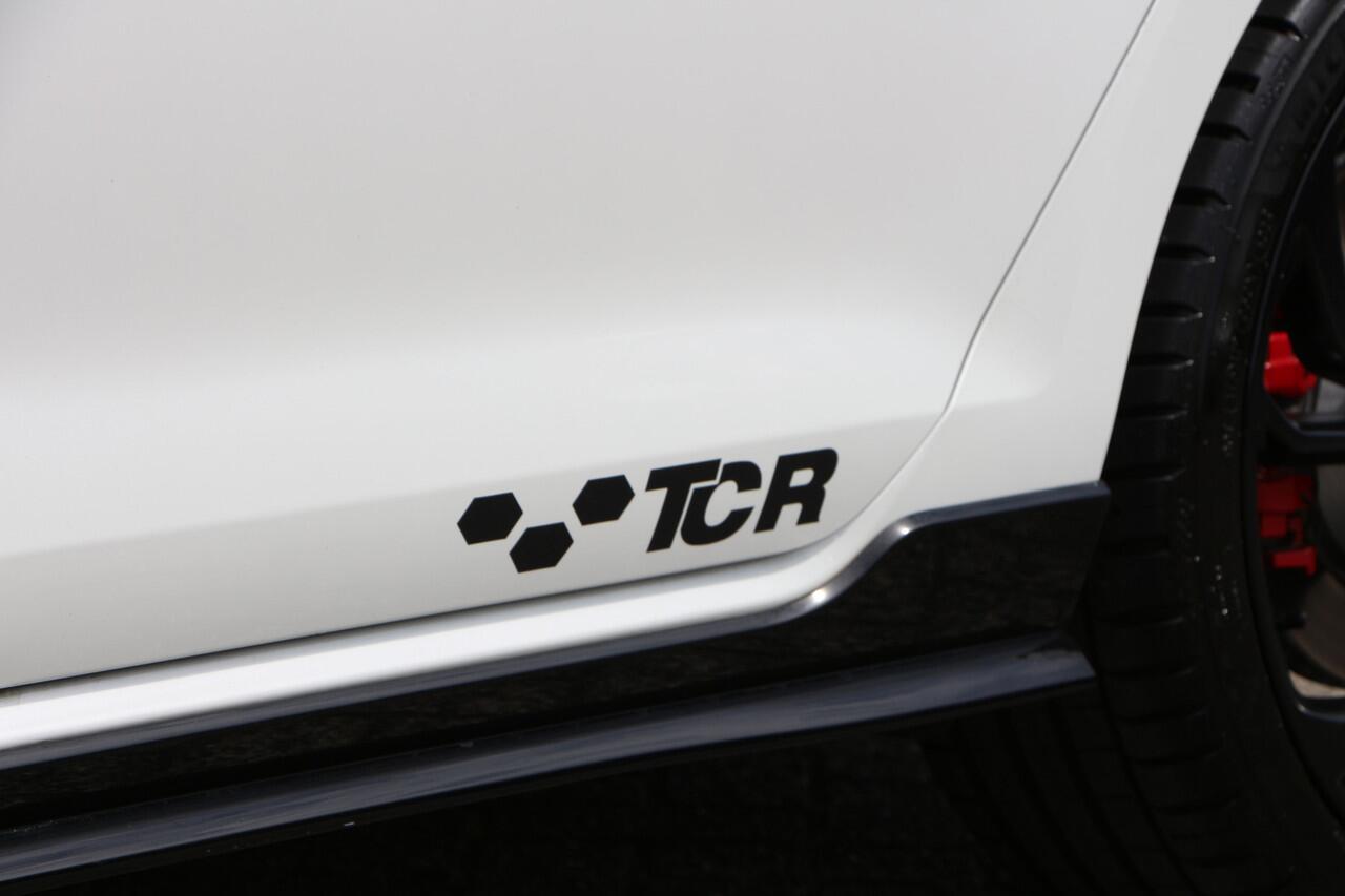 Volkswagen GOLF 2.0 TSI GTI TCR | Akrapovic | Pano | Discover Pro