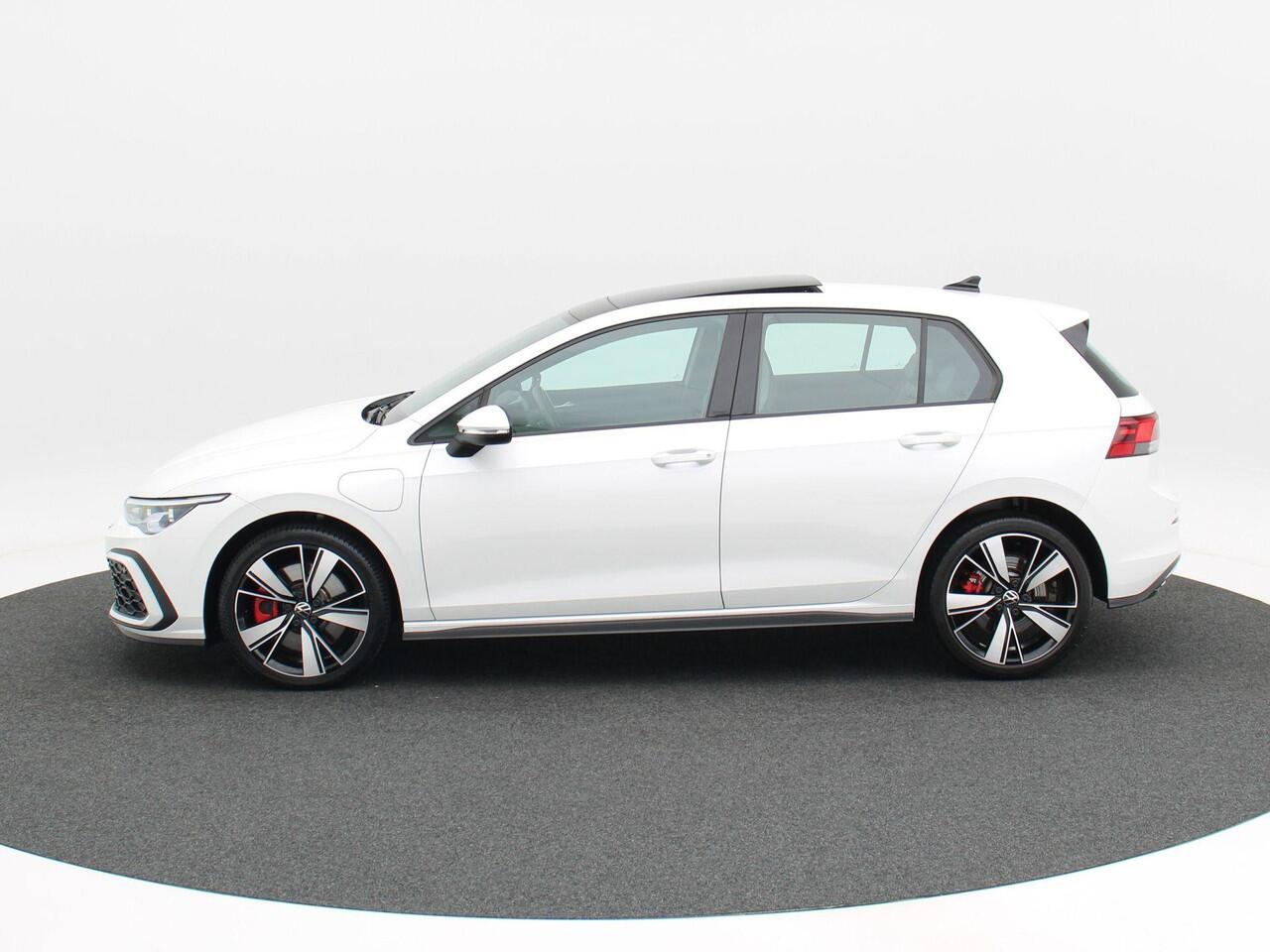 Volkswagen GOLF 1.4 eHybrid GTE | Full LED | Panorama Dak | Carplay | Climate Control | Parkeersensoren | Stoel Verwarming & Ventilatie | 18 Inch | 78.268 Km