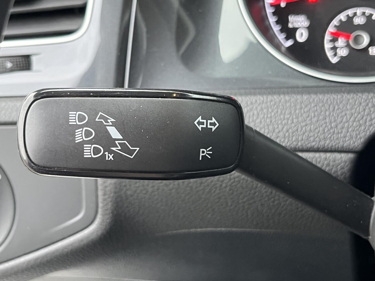 Volkswagen GOLF Variant 1.5 TSI Highline R-Line | Navigatie | Camera | Climate Control | Trekhaak | Cruise Control | Bluetooth | 18"LMV |